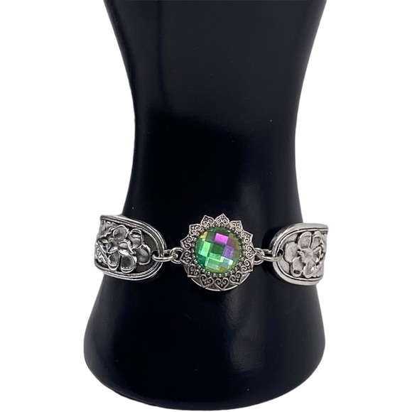 Victorian Style Floral Snap Bracelet w/ Round Muted Mint Green Snap! SEE VIDEO! - Picture 1 of 15